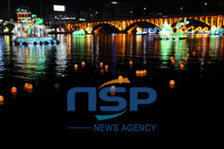 NSP통신-写有心愿的南江水上漂浮的流灯. 韩国代表庆典2012晋州南江流灯庆典