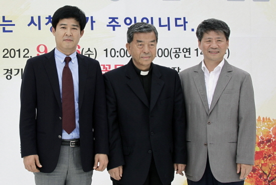 NSP통신-지난 26일 오후 경기도 가평의 가평 꽃동네 내 각 요양 시설에 20대의 디지털TV 설치하고 기념촬영을 하고 있다. 사진 왼쪽부터 LG전자 김종율 부장, 오웅진 신부, DTV KOREA 정화섭 사무총장.