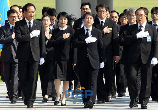 NSP통신-안철수 무소속 대선 후보가 26일 고 노무현 전 대통령의 묘역을 참배하고 있다. (박재환 기자)