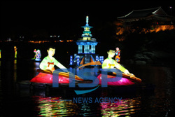 NSP통신-Ánh sáng của những chiếc đèn lồng phản chiếu trên sông Namgang (Nguồn= Thành phố Jinju)