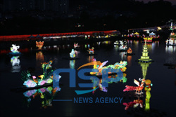 NSP통신-Many lanterns are decorated on Namgang River (Photo= Source from Jinju City)