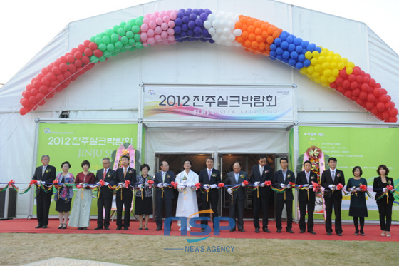 NSP통신-2일 오후 2012 진주실크박람회 개막식에서 관계자들이 축하 테이프를 자르고 있다. (진주시 제공)