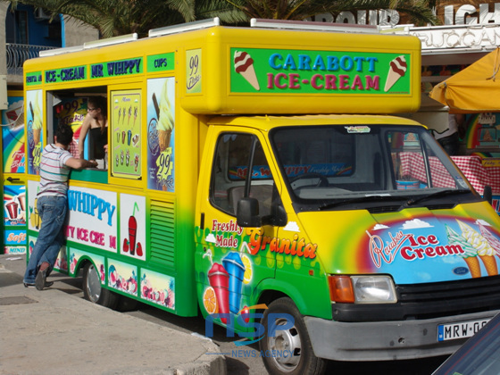 NSP통신-아이스크림을 파는 차량. 독특한 외관이 관광객들의 눈길을 사로 잡는다.