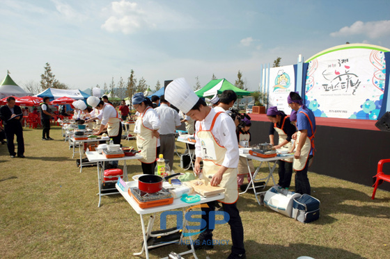 NSP통신-향토음식특별전은 축제를 찾은 관광객에게 전통음식과 지역 대표 먹거리를 선보이고 싱싱한 제철 농수산물 등을 저렴하게 구매할 수 있는 기회를 제공한다. (북구 제공)