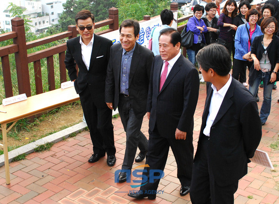 NSP통신-해운대구는 지난 2010년부터 매년 부산국제영화제 기간동안 스타들을 달맞이로 초대해 문탠로드 걷기 행사를 개최하고 있다. 사진은 왼쪽부터 배우 강석우 안성기 배덕광 구청장과 이용관 집행위원장 (해운대구 제공)