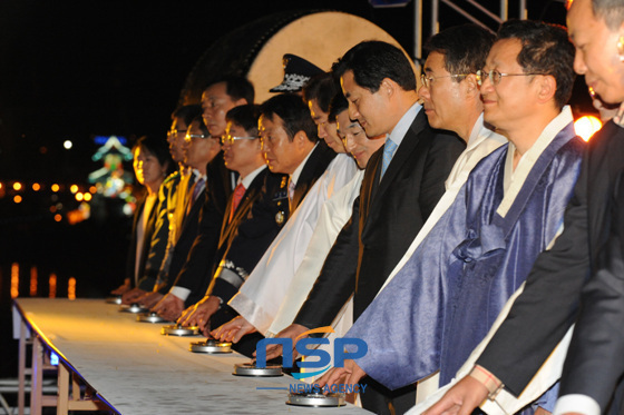 NSP통신-晋州南江流灯庆典开幕式上以晋州市长为主的人士们正在点灯。（照片=晋州市提供）