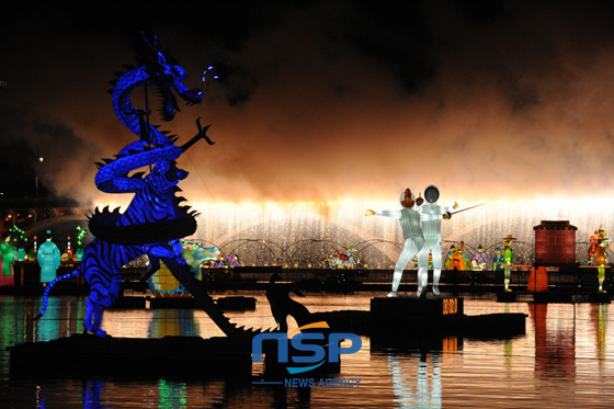 NSP통신-晋州南江流灯庆典开幕式上数不清的华丽流灯。（照片=晋州市提供）