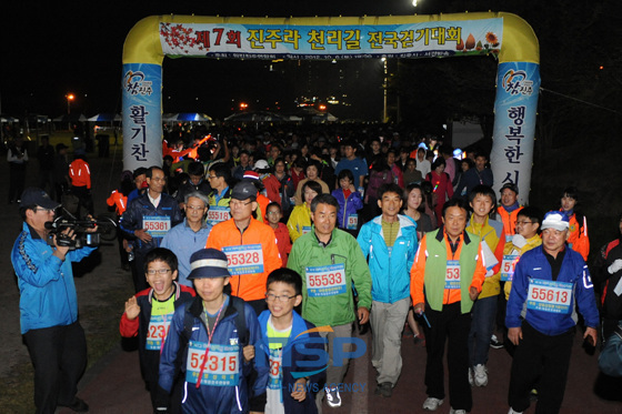 NSP통신-晋州千里道大ウォーキング大会に向けて気合が入っている参加者たち