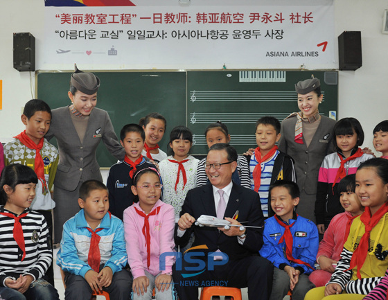 NSP통신-중국 시안(西安)처량소학교에 일일교사로 나선 윤영두 아시아나대표 (아시아나항공 제공)
