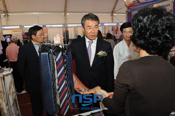 NSP통신-晋州市长Lee Changhee在博览会现场参观