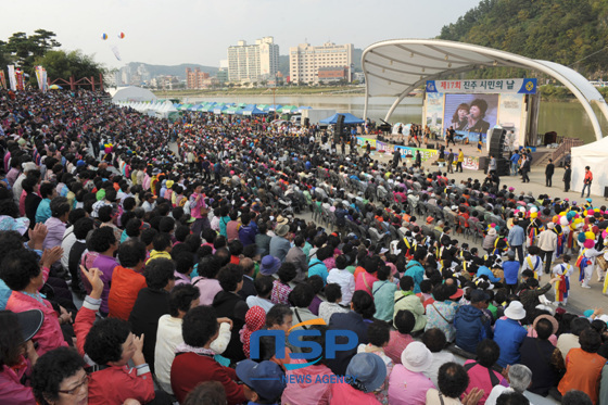 NSP통신-晋州南江室外舞台上正以和谐市民的主题进行演出。(照片=晋州市提供)