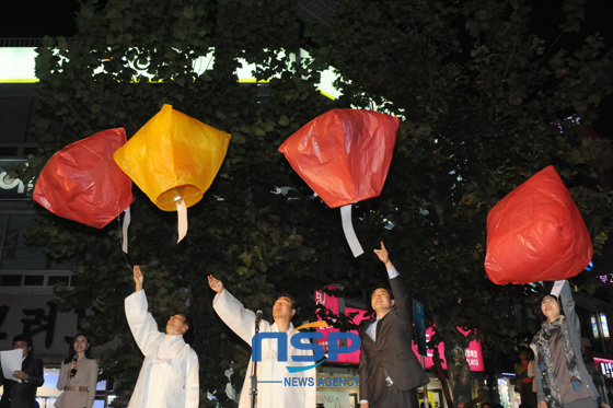 NSP통신-晋州市长与来宾们一起将写有愿望的孔明灯放飞。（照片=晋州市提供）