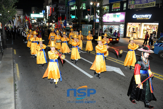NSP통신-由37个邑的艺术团与晋州传统艺术团等1200余名参加了街道花车游行.