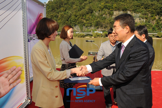 NSP통신-Giving Award to the best silk product of Silk Design Contest 2012. (Jinju City)