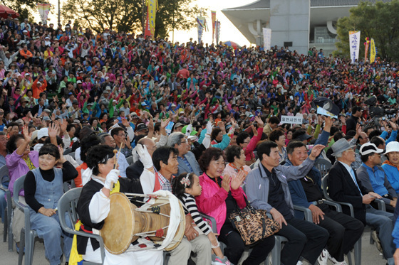 NSP통신-37個の地域団体ら1200人が参加した晋州パレード