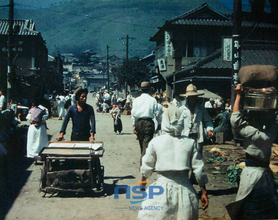 NSP통신-보관사진부문 최우수상을 수상한 신정익 씨의 1953년 초량시장 전경 사진. (동구 제공)