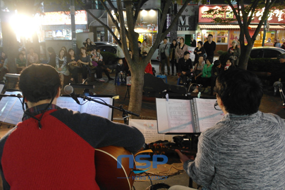 NSP통신-부산 문화 예술 활성화를 위한 길거리공연이 곳곳에서 이루워지고 있다 (사진은 서면 쌈지공원 동감에서동감으로 공연)