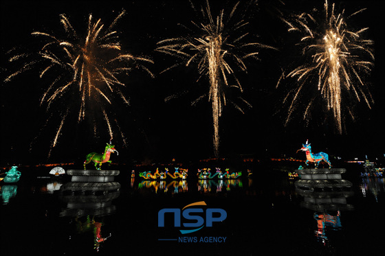 NSP통신-우리의 고유한 문화 전 세계 30여 개 나라를 상징한 풍물 등까지 남강을 수놓은 대형 유등은 1200여 개이다. 유등 축제에 사용된 등은 5만 2000여 개. (진주시 제공)