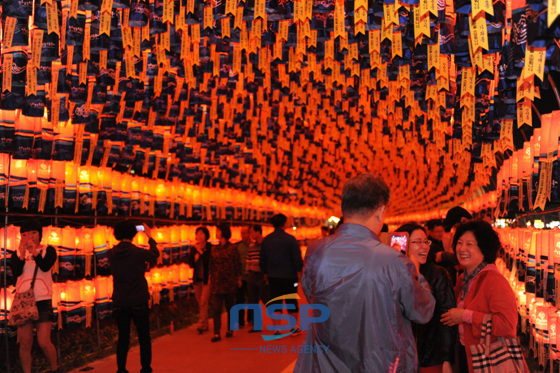 NSP통신-Посетители фотографируют туннель с фонарями для пожеланий. (пред. г. Чинжу)