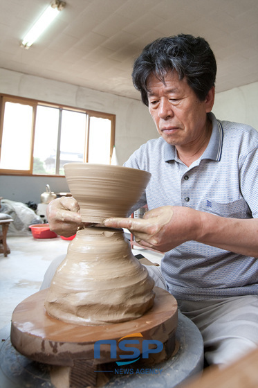 NSP통신-민영기 선생의 다완은 4백 년 역사의 문화적 향기와 기를 고스란이 담고 있어 현재 흙으로 빚는 작품 중에서 최고 수준으로 평가받는다. (산청요 제공)