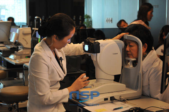 NSP통신-釜山に住む韓国人と結婚した外国人女性を対象に行われた眼科検診医療ボランティアの様子. (キム・ドンウン記者)