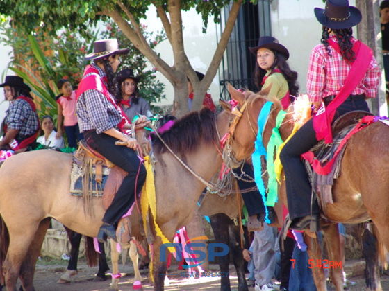 NSP통신-매년 마을에서 제일 예쁜 아가씨를 뽑아 말을 타고 시내 행진을 한다.