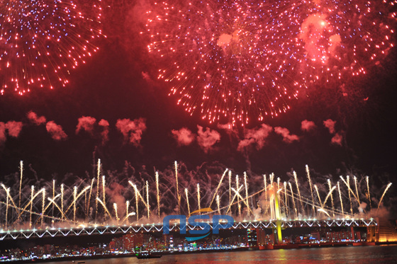 NSP통신-광안리 해변 반대편 바다위 티파니21 선상위에서 본 부산불꽃축제. 해변에서 멀리서 지켜보는 것과는 달리 마치 바로 머리위에서 불꽃이 비처럼 내리는 환상을 선사한다. (오혜원 기자)