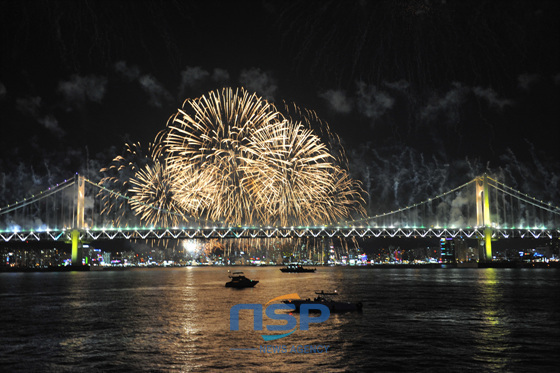 NSP통신-선상위 부산불꽃축제는 광안대교의 아련한 불빛과 불꽃놀이의 찬란함이 어우러져 어디서도 느낄수 없는 특별한 하모니를 만들어 낸다. (오혜원 기자)