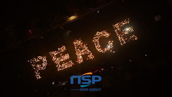 NSP통신-上空看到的纪念UN军战士的UN Peace Mob的火光，在UN墓地2300名和平市民摆成和平的字样。