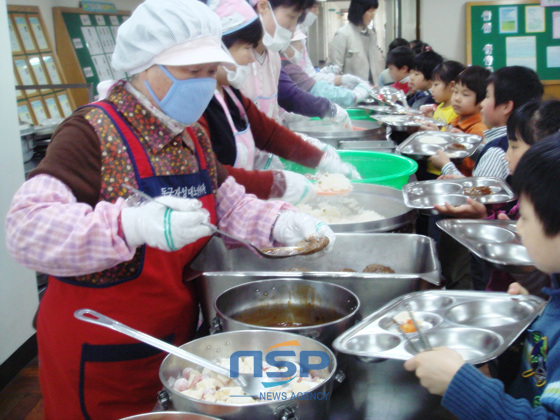 NSP통신-동구 자성대노인복지관 자원봉사단 회원들이 초등학교 급식도우미 활동을 하고 있다. (부산 동구 제공)