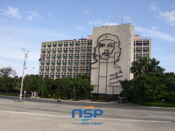 NSP통신-혁명광장의 내무부 건물에는 누구든 한눈에 알아볼 수 있는 모양으로 체 게바라의 모습이 새겨져 있다.