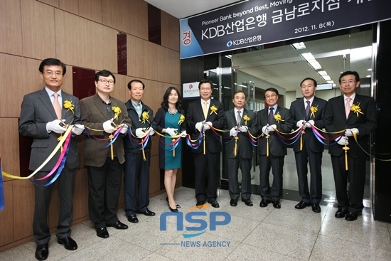 NSP통신-(좌로부터) 산업은행 양동영 호남지역본부장, 산업은행 김재식 노조부위원장, 고객, 박혜련 금남로지점장, 산업은행 김한철 수석부행장, 고객, 산업은행 개인금융본부 임경택 부행장, 대우증권 조익표 본부장, 산업은행