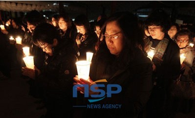 NSP통신-高考前考生父母们正在祈祷（照片=中新网提供）