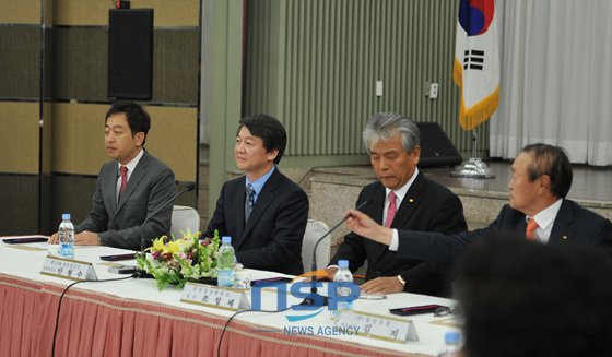 NSP통신-조성제 부산상의 회장이 간담회 환영사를 준비하고 있다. 왼쪽부터 금태섭 상황실장, 안철수 후보, 조성제 부산상의 회장, 김지 동신유압 대표이사. (김연화기자)