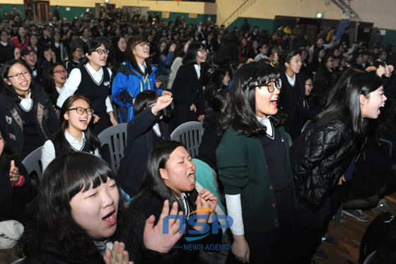 NSP통신-축제를 즐기며 입시 준비 스트레스를 마음껏 해소하고 있는 학생들의 모습. (진주시 제공)