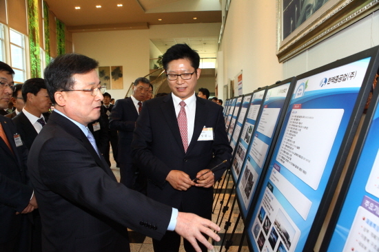 NSP통신-이근포 한화건설 대표(좌측)가 한맥중공업의 신기술에 대한 설명을 듣고 있다.