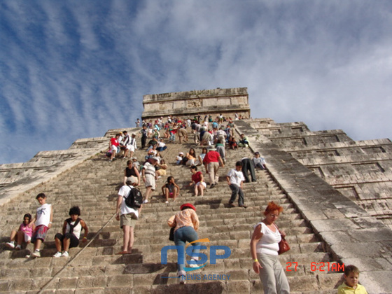 NSP통신-치첸이트사의 매머드급 피라미드 카스티요 신전 4면의 계단이 모두 91개씩 있고 제일 꼭대기로 올라가는 계단이 1개 있다. 모두 합하면 365개, 1년에 해당한다.