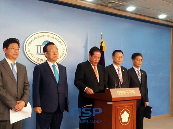 NSP통신-전국시장·군수·구청장협의회 배덕광 해운대구청장(中)이 19일 국회 정론관에서 기자회견을 열고 세종시특별법 개정안중 보통교부세를 폐지하라는 입장을 발표하고 있다. (해운대구 제공)