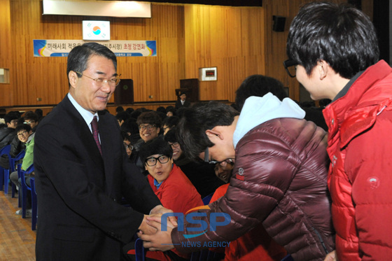 NSP통신-이창희 진주시장이 초청강연회에 참석한 학생들과 악수를 나누고 있다. (진주시 제공)