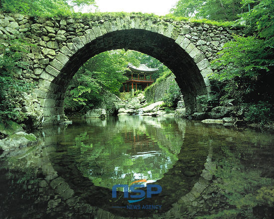 NSP통신-仙岩寺境内に至る昇仙橋はアーチ模様の石橋で宝物第 400号である。