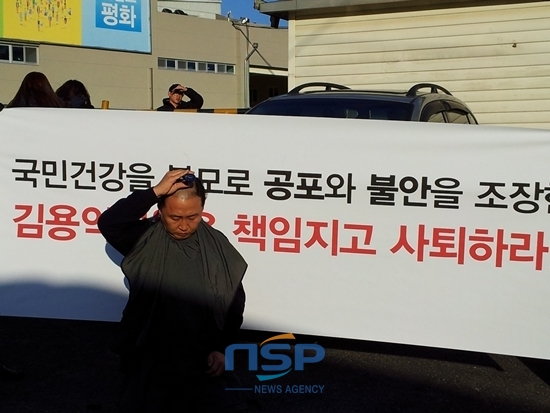 NSP통신-손명호 메디아트 대표가 민주통합당 영등포 당사 앞에서 손수 삭발식을 진행하고 있다