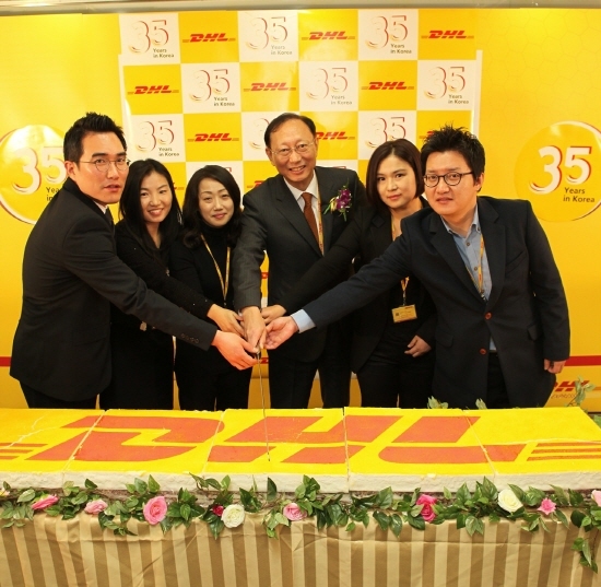 NSP통신-DHL코리아는 국내 진출 35주년을 맞아 27일 마포구 본사에서 DHL 코리아 한병구 대표(가운데)와 서른 다섯 번째 생일을 맞는 젊은 직원들이 함께 기념 커팅식을 진행하며 DHL코리아의 미래를 이끌어 나갈 새로운