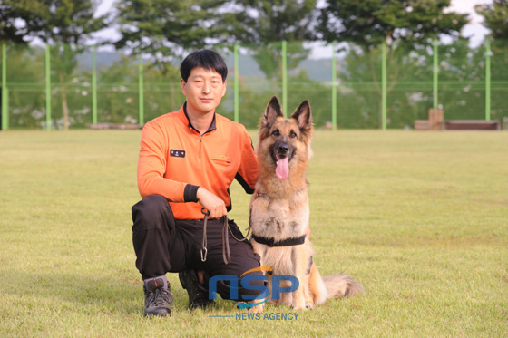 NSP통신-구조견(세중)과 핸들러(소방장 김용덕).