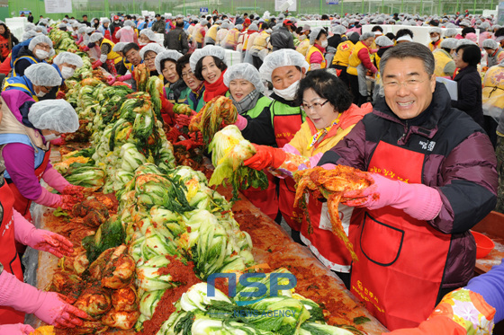 NSP통신-사랑의 김장대축제에서 이창희 진주시장이 자원봉사자들과 함께 김장을 담그고 있다. (진주시 제공)