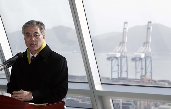 NSP통신-여수광양항만공사를 방문한 문재인 후보가 폐지된 해수부 부활을 약속하고 있다.