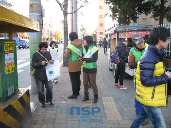 NSP통신-시민들을 대상으로 에너지 절약 홍보가 펼쳐지고 있다. (진주시 제공)