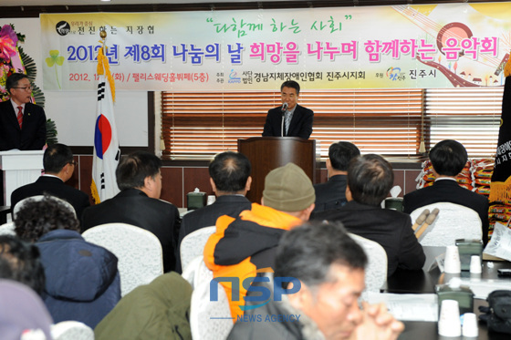 NSP통신-4일 제8회 나눔의 날 행사에서 이창희 진주시장이 축사를 하고 있다. (진주시 제공)