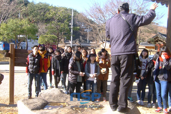 NSP통신-참가학생들이 산청남사예담촌을 방문해 고가투어를 하고 있다. (산청군 제공)