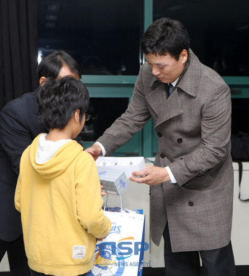 NSP통신-이승엽 선수가 결연식에 참석한 아동에게 기념품과 사인볼을 전달하고 있다. (삼성라이온즈 제공)