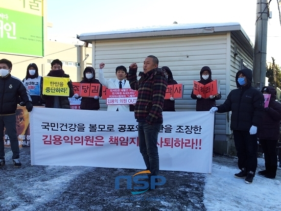 NSP통신-유디치과에 임프란트을 납품하는 손명호(머리를 삭발한 맨 앞) 메디아트 대표가 진세식 원장(가운데 하얀색 양복)과 함께 김용익 의원 사퇴 구호를 외치고 있다.